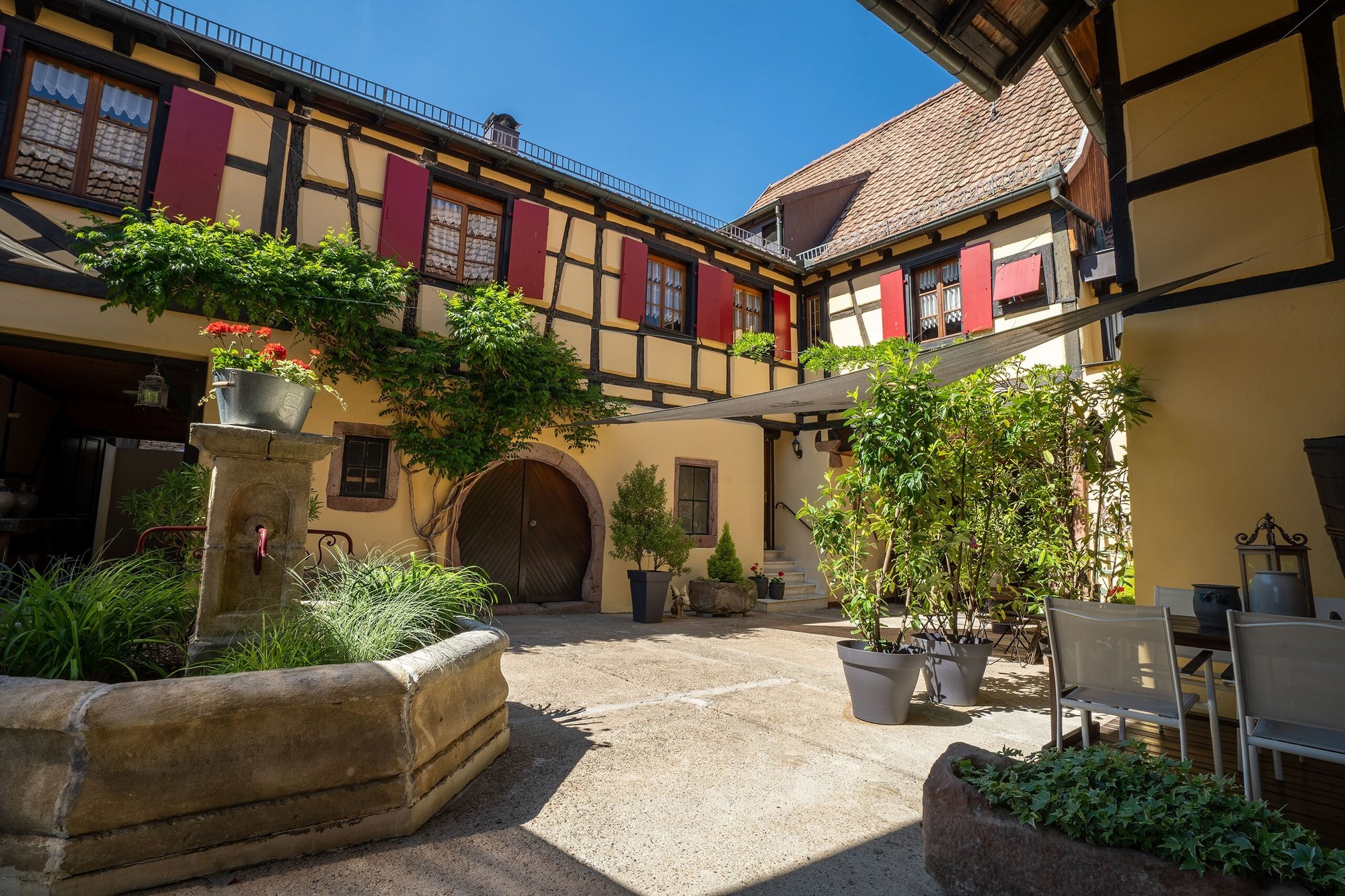 UnTours, La-Cour UnTours, La-Cour